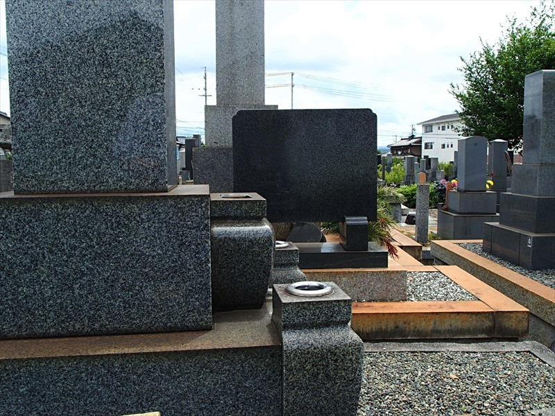 長野県で墓じまいを行う石材店を営みお墓の追加彫りも受付